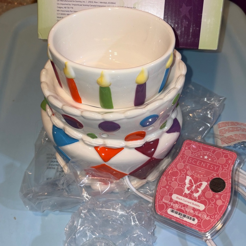 Scentsy Ceramic It’s A Party Warmer + melts